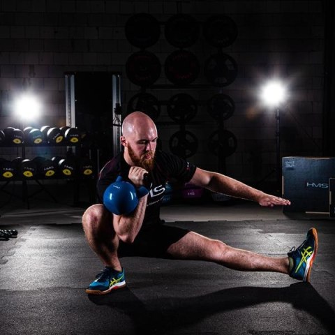 HMS KNV04 BLUE KETTLEBELL ŻELIWNY POKRYTY WINYLEM HMS HMS KNV04 BLUE KETTLEBELL ŻELIWNY POKRYTY WINYLEM HMS