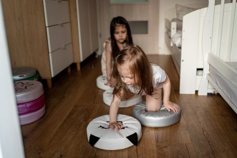 Poduszki białe ekoskóra KOTEK z uszkami 1 szt. 6 cm AKSON - Kotek - oczy w górę Poduszki białe ekoskóra KOTEK z uszkami 1 szt. 6 cm AKSON - Kotek - oczy w górę