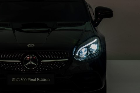 Jeździk na akumulator Mercedes BENZ SLC300 Cabrio dźwięki, światła, pilot - czarny Jeździk na akumulator Mercedes BENZ SLC300 Cabrio dźwięki, światła, pilot - czarny