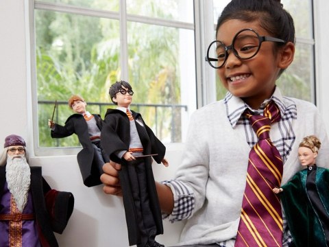 Lalka Harry Potter w szkolnych szatach Gryffindor + różdżka FYM50 ZA5093 Lalka Harry Potter w szkolnych szatach Gryffindor + różdżka FYM50 ZA5093