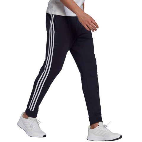 Adidas Spodnie męskie adidas Essentials Fleece Tapered Cuff 3-Band Pants granatowe GK8823 Adidas Spodnie męskie adidas Essentials Fleece Tapered Cuff 3-Band Pants granatowe GK8823