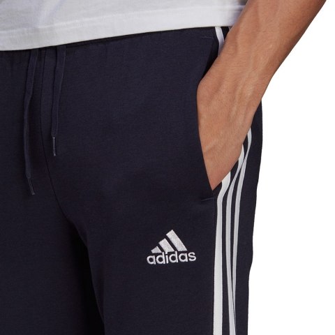 Adidas Spodnie męskie adidas Essentials Fleece Tapered Cuff 3-Band Pants granatowe GK8823 Adidas Spodnie męskie adidas Essentials Fleece Tapered Cuff 3-Band Pants granatowe GK8823