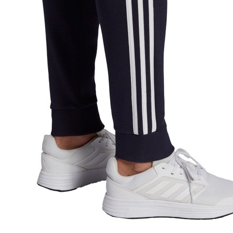 Adidas Spodnie męskie adidas Essentials Fleece Tapered Cuff 3-Band Pants granatowe GK8823 Adidas Spodnie męskie adidas Essentials Fleece Tapered Cuff 3-Band Pants granatowe GK8823