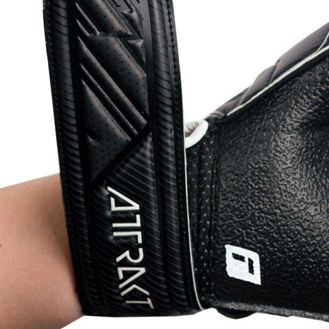 Reusch Rękawice bramkarskie Reusch Attrakt Resist Finger Support Junior czarne 5272610 7700 Reusch Rękawice bramkarskie Reusch Attrakt Resist Finger Support Junior czarne 5272610 7700