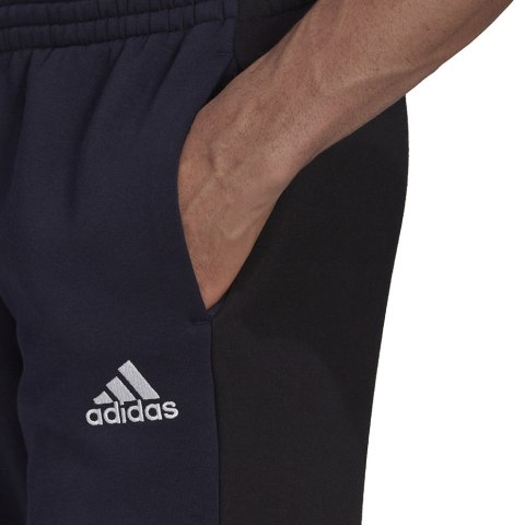 Adidas Spodnie męskie adidas Essentials Colorblock Fleece granatowe HK2884 Adidas Spodnie męskie adidas Essentials Colorblock Fleece granatowe HK2884