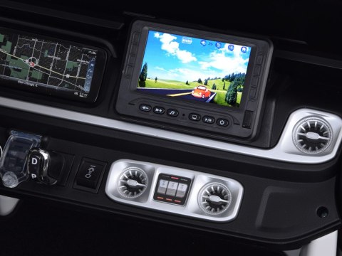 Auto na akumulator Mercedes G klasa 63 AMG 4x4 Panel Radio 2osoby PA0309 BIAŁY Auto na akumulator Mercedes G klasa 63 AMG 4x4 Panel Radio 2osoby PA0309 BIAŁY