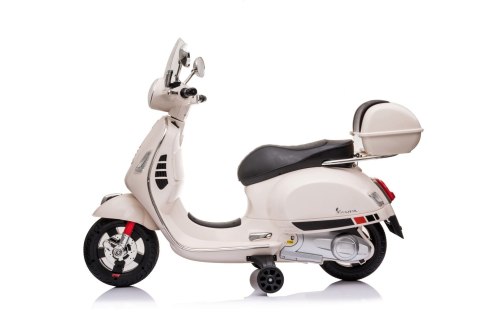Jeździk akumulatorowy Scooter Vespa z kuferkiem biały Jeździk akumulatorowy Scooter Vespa z kuferkiem biały