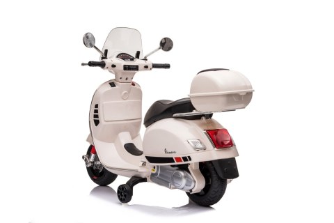 Jeździk akumulatorowy Scooter Vespa z kuferkiem biały Jeździk akumulatorowy Scooter Vespa z kuferkiem biały