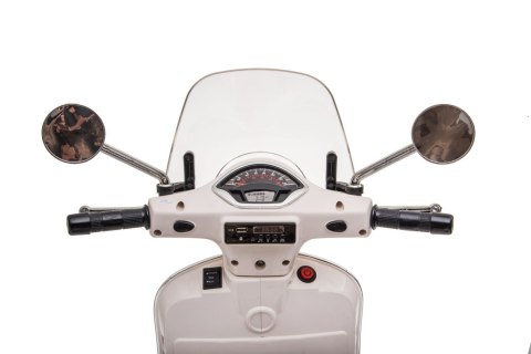 Jeździk akumulatorowy Scooter Vespa z kuferkiem biały Jeździk akumulatorowy Scooter Vespa z kuferkiem biały