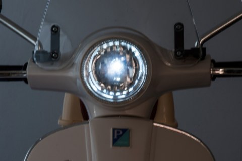 Jeździk akumulatorowy Scooter Vespa z kuferkiem biały Jeździk akumulatorowy Scooter Vespa z kuferkiem biały