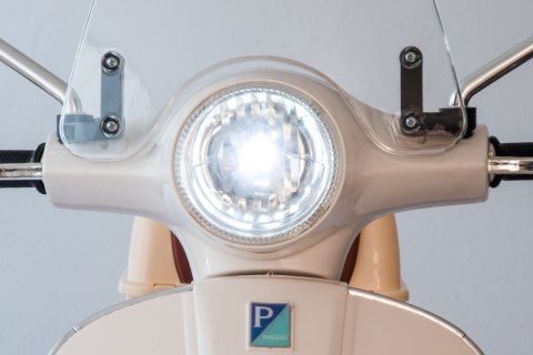 Jeździk akumulatorowy Scooter Vespa z kuferkiem biały Jeździk akumulatorowy Scooter Vespa z kuferkiem biały