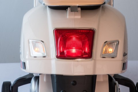 Jeździk akumulatorowy Scooter Vespa z kuferkiem biały Jeździk akumulatorowy Scooter Vespa z kuferkiem biały