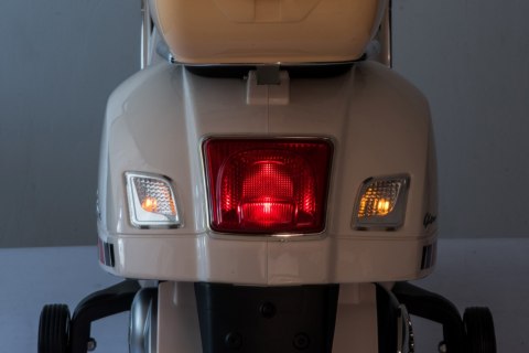 Jeździk akumulatorowy Scooter Vespa z kuferkiem biały Jeździk akumulatorowy Scooter Vespa z kuferkiem biały