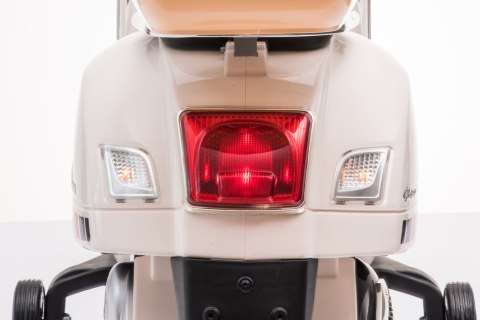 Jeździk akumulatorowy Scooter Vespa z kuferkiem biały Jeździk akumulatorowy Scooter Vespa z kuferkiem biały