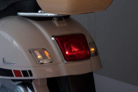 Jeździk akumulatorowy Scooter Vespa z kuferkiem biały Jeździk akumulatorowy Scooter Vespa z kuferkiem biały
