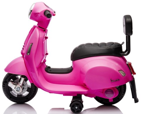 Jeździk akumulatorowy Scooter Vespa z siedzeniem z ekoskóry z przeszyciem i oparciem fuksja Jeździk akumulatorowy Scooter Vespa z siedzeniem z ekoskóry z przeszyciem i oparciem fuksja