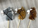Hobby Horse Koń na patyku Dźwięk galopu i rżenia + ruchomy pysk ZA5442 Hobby Horse Koń na patyku Dźwięk galopu i rżenia + ruchomy pysk ZA5442